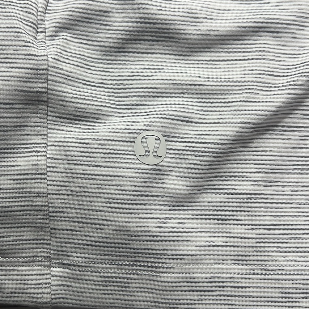 Lululemon On The Fly Short 2.5" Size 6 - Picture 5 of 9